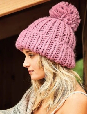 Beechfield® Oversized Hand-Knitted Beanie - Dusky Pink